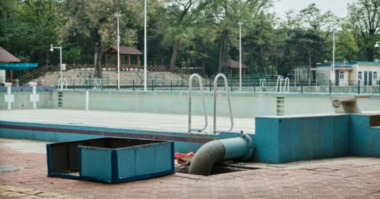 Κρήτη | Εργαζόμενος κατέρρευσε και έπεσε σε άδεια πισίνα από ύψος 2,5 μέτρων