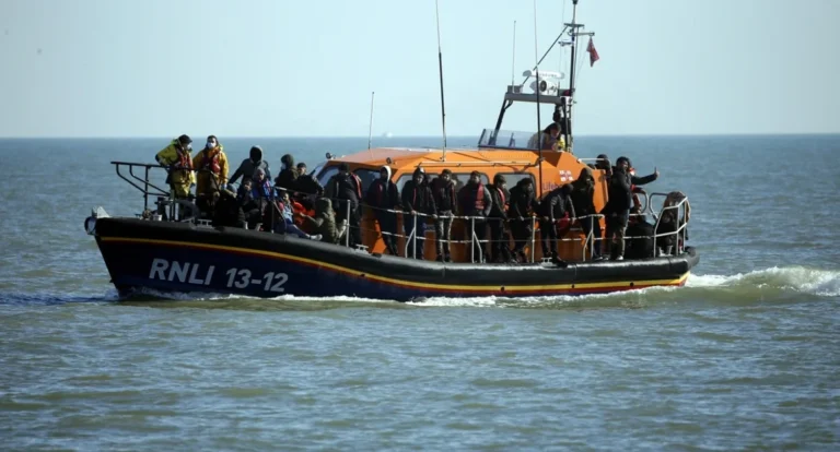 Οι αφίξεις στην Κρήτη συνεχίζονται… Η στιγμή που οι μετανάστες αποβιβάζονται στην Άρβη | Video