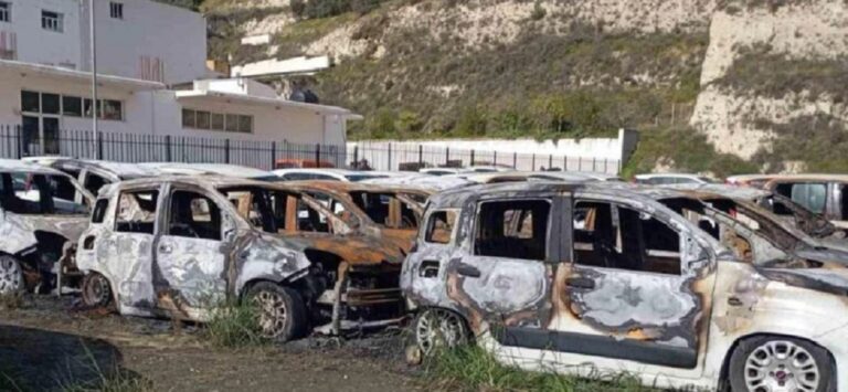 Εμπρησμός σε μάντρα οχημάτων στο Ηράκλειο: Έρευνες και εκτός Κρήτης – «Κλειδί» το βίντεο, έκαναν χρήση επιταχυντή οι δύο δράστες | Video