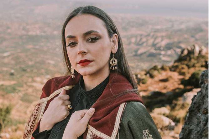 Μια γυναίκα «σε ψηλό βουνό» – Η Κρητικοπούλα που έφτασε το ριζίτικο στα βραβεία Γκράμι | Photos