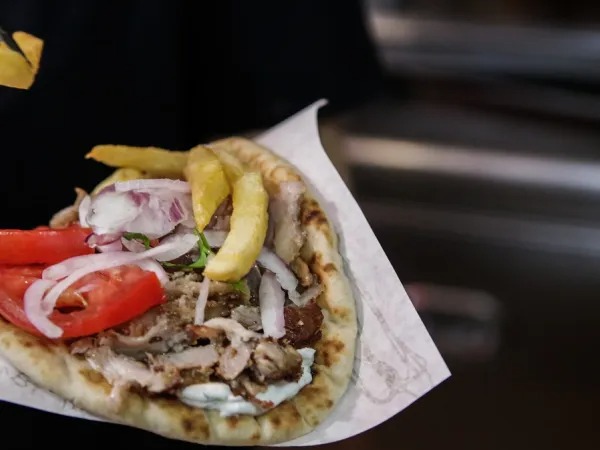 Στα ύψη οι τιμές και στο σουβλάκι – Πόσο πωλείται στο Ηράκλειο