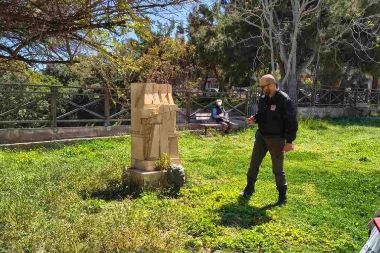 Ιεροσυλία – Αποκεφάλισαν την προτομή του Νίκου ξυλούρη, του Αρχάγγελου της Κρήτης | Photos