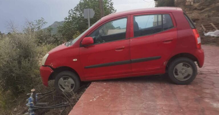 Κρήτη | Οι ισχυροί άνεμοι στον Ζαρό παρέσυραν αυτοκίνητο | Photos