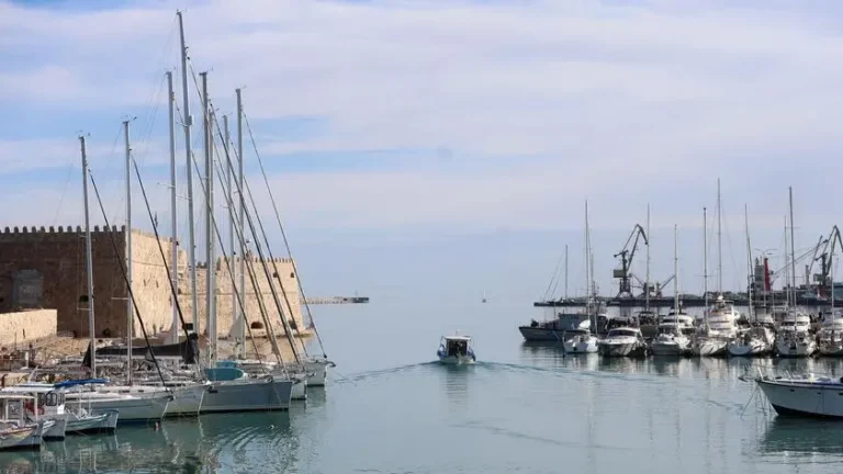Κρήτη | Καπνοί από ιστιοφόρο κινητοποίησαν την Πυροσβεστική