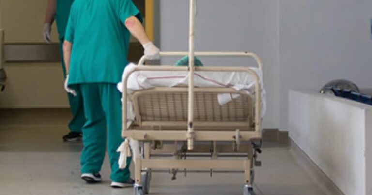 Στο 104% η πληρότητα στο ΠΑΓΝΗ: «Έμφραγμα» κλινικών – Ασθενείς νοσηλεύονται στον διάδρομο του νοσοκομείου